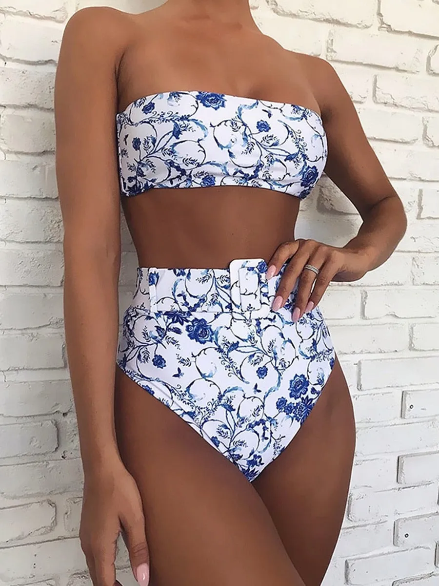 Bandeau-Bikini mit hoher Taille und Schnalle