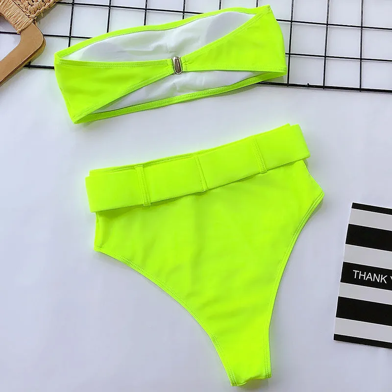 Bandeau-Bikini mit hoher Taille und Schnalle