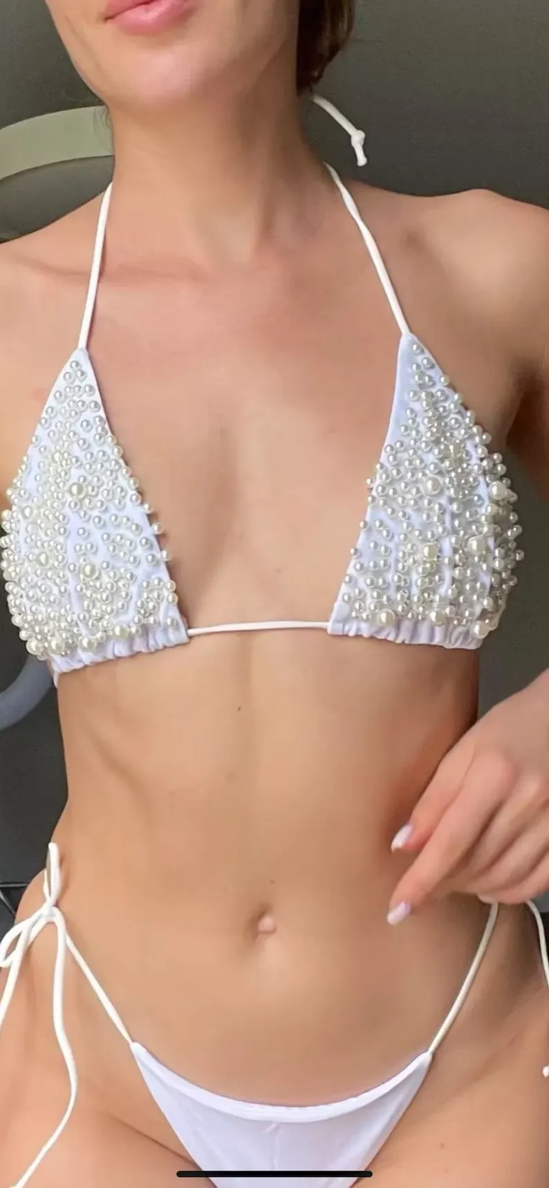 Handbestickter Brautbikini mit perlmuttartiger Eleganz