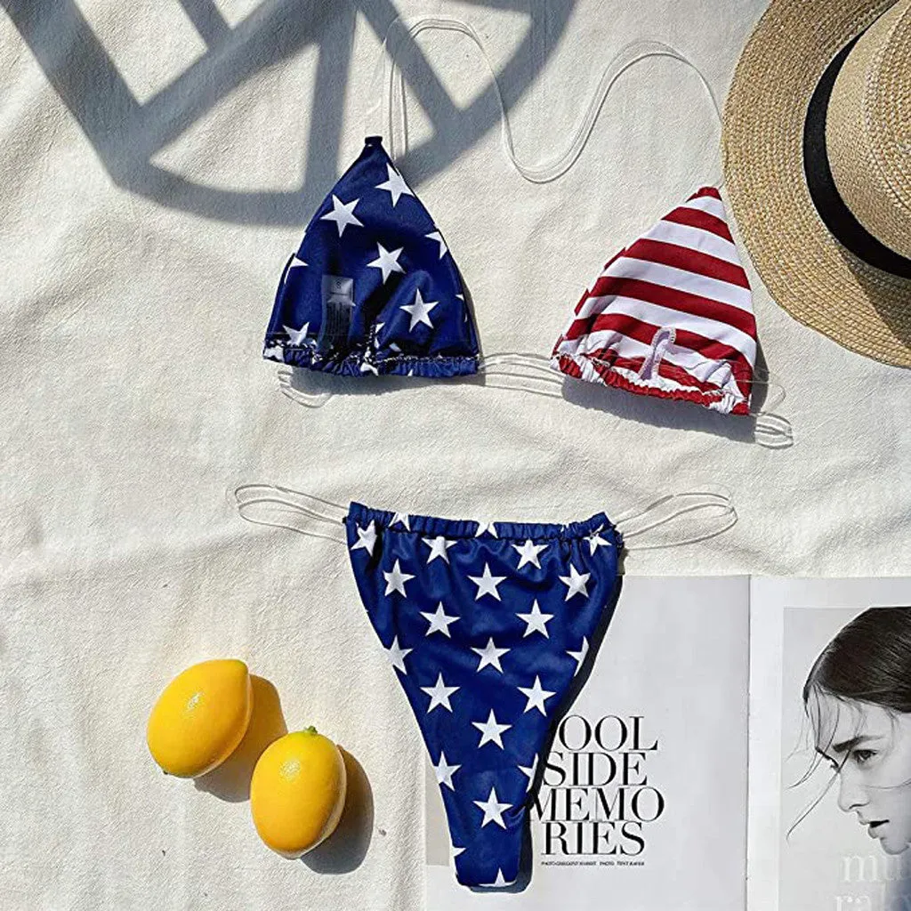 Hochgeschnittener Tanga-Bikini mit transparenten Trägern und amerikanischer Flagge 