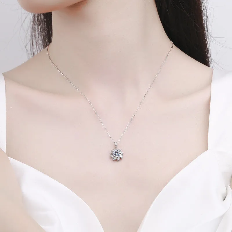 Lucky Revolving Flower Moissanite Necklace