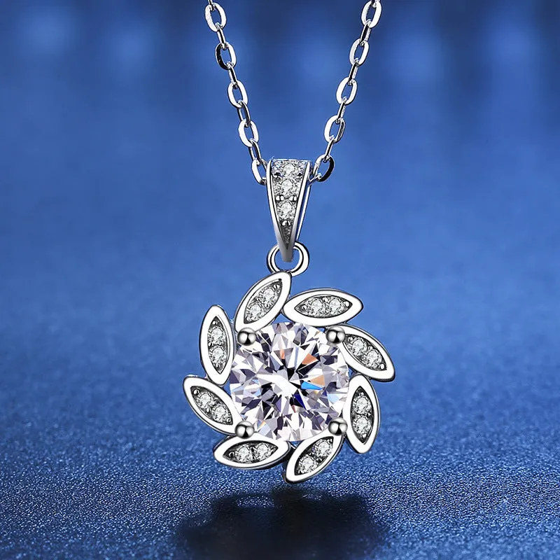 Lucky Revolving Flower Moissanite Necklace