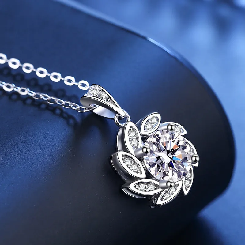 Lucky Revolving Flower Moissanite Necklace