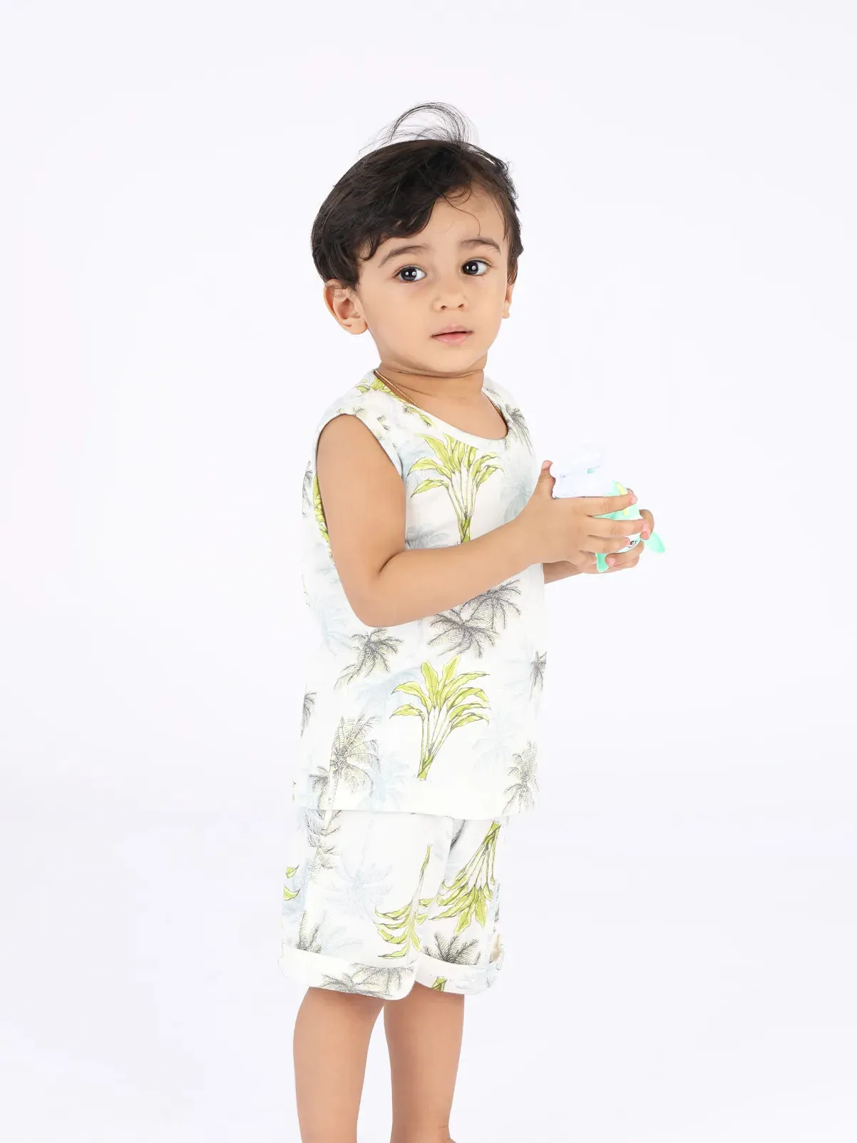 Sleeveless graphic pattern in white t-shirt & shorts set for baby