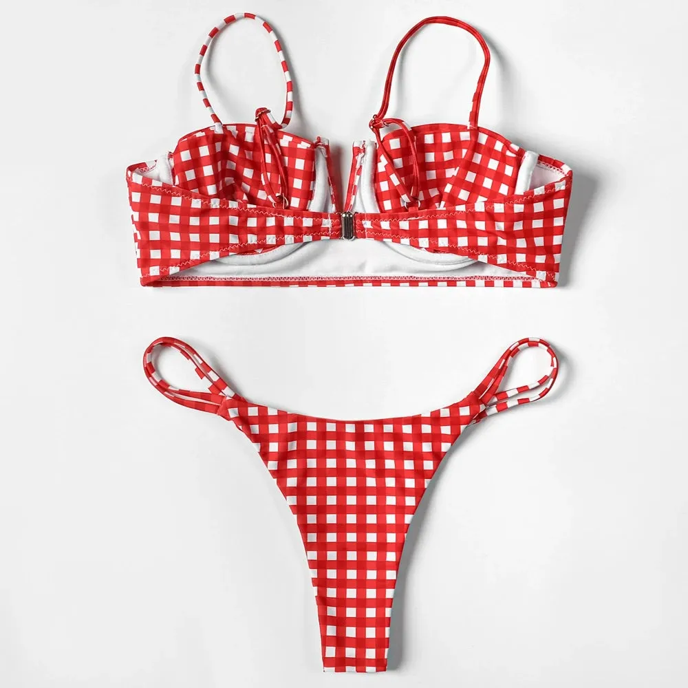 Sunset and Swim – Roter, karierter brasilianischer Bikini mit Gingham-Muster