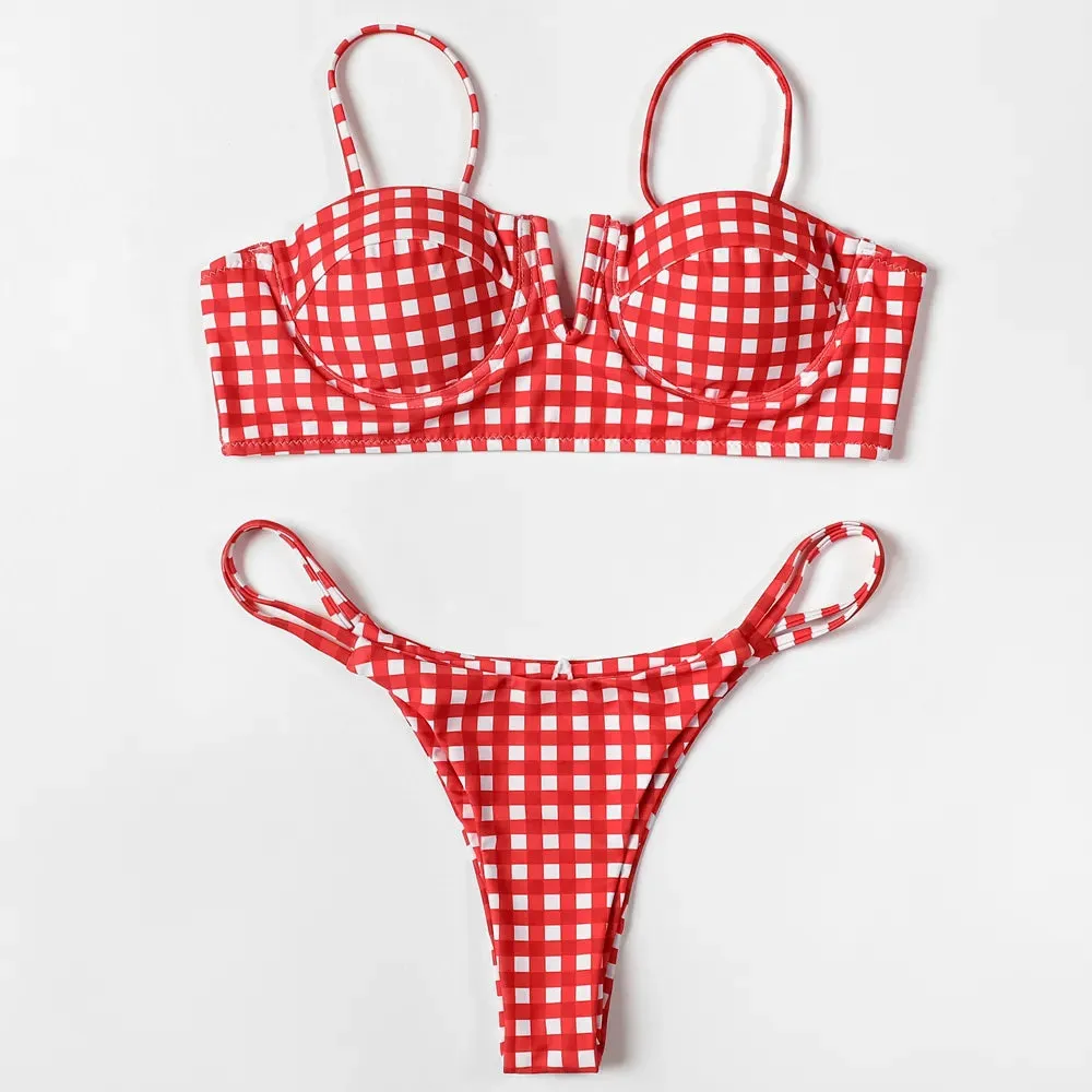 Sunset and Swim – Roter, karierter brasilianischer Bikini mit Gingham-Muster